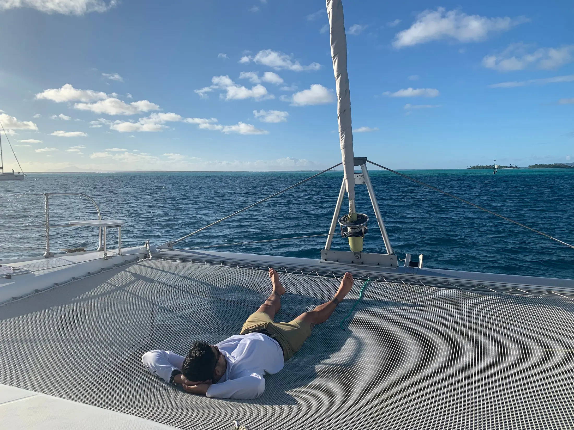 Coucher de soleil depuis les filets du catamaran