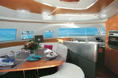 Carré et cuisine intérieurs du catamaran