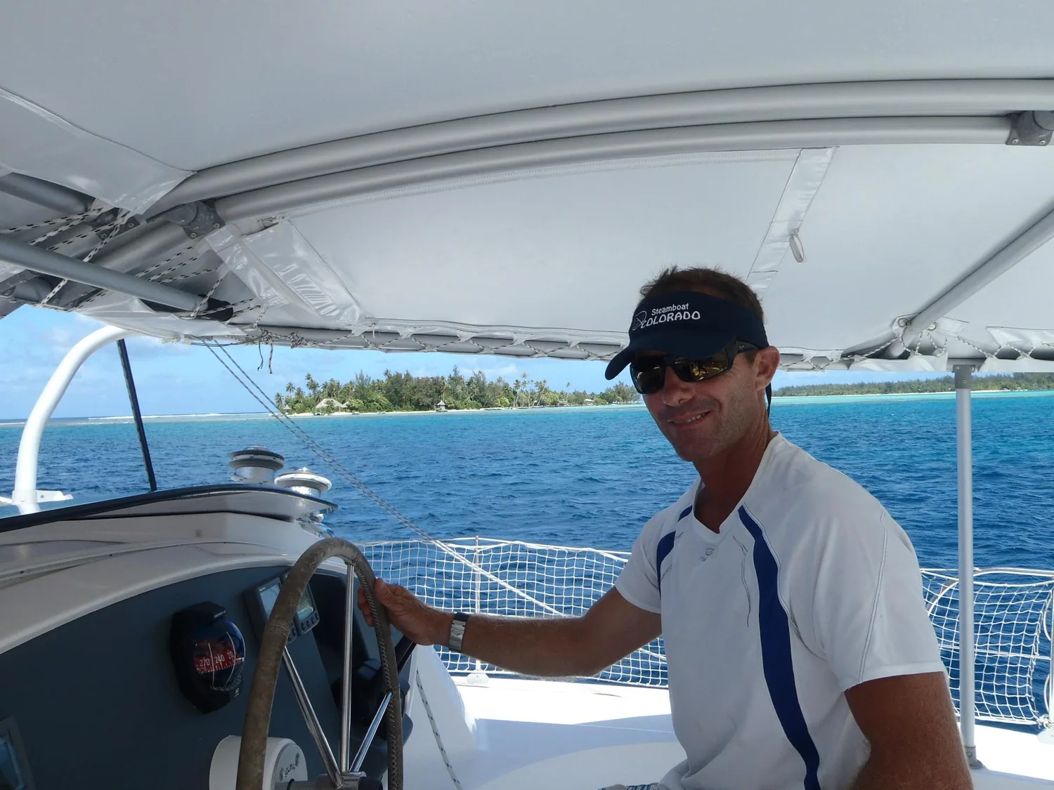 Le skipper de l'Aroa à la barre