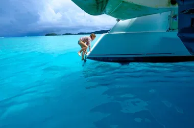 Nage dans le lagon depuis l'arrière du bateau
